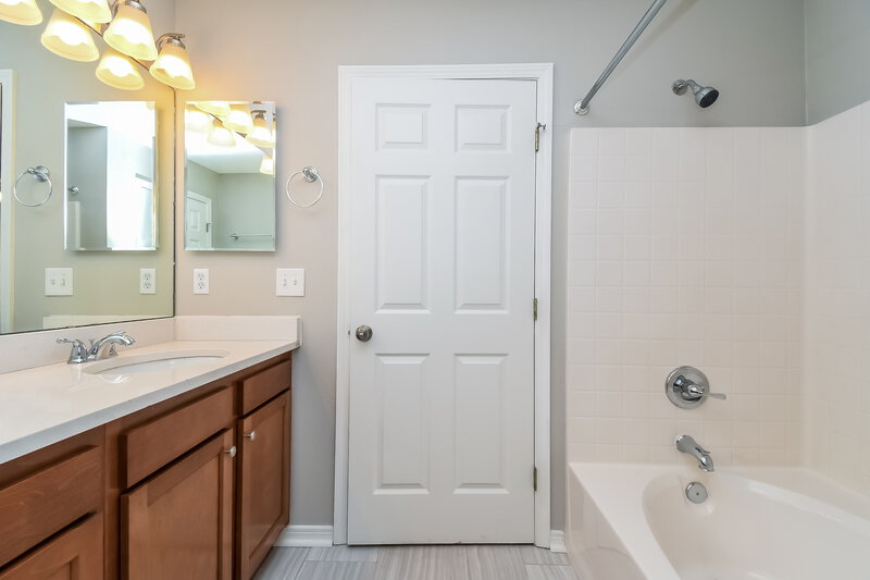 1,870/Mo, 10435 McGirts Creek Dr Jacksonville, FL 32221 Main Bathroom View 2