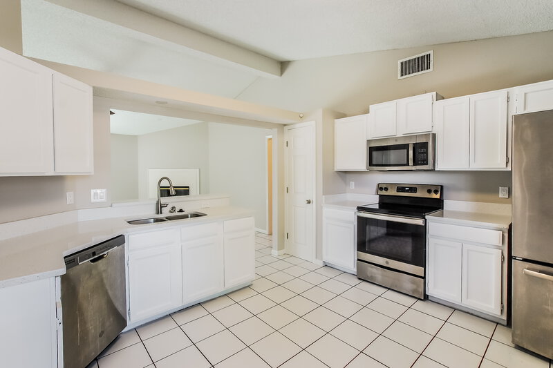 2,130/Mo, 3750 Barbizon Cir S Jacksonville, FL 32257 Kitchen View