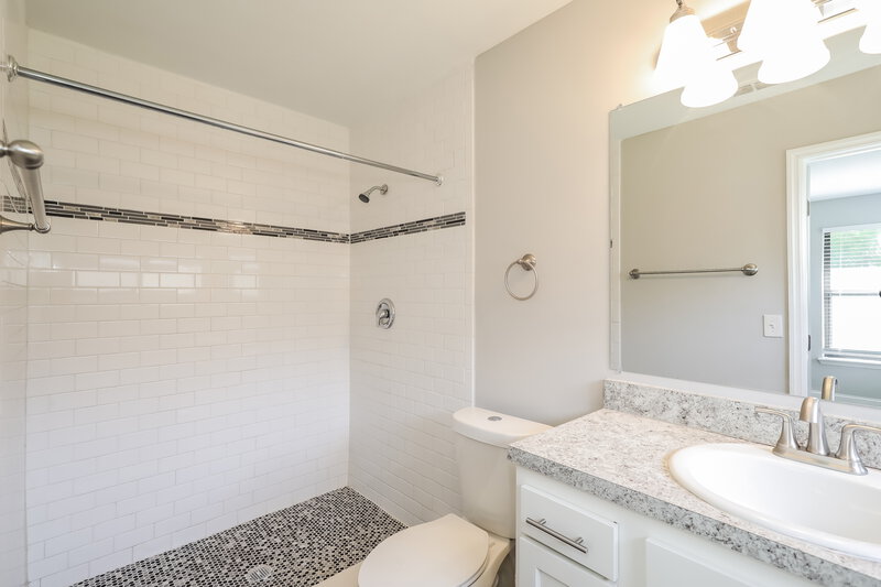 1,825/Mo, 7843 Collins Ridge Blvd E Jacksonville, FL 32244 Main Bathroom View