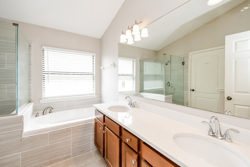 1,975/Mo, 10159 Carriage House Ct Jacksonville, FL 32221 Main Bathroom View