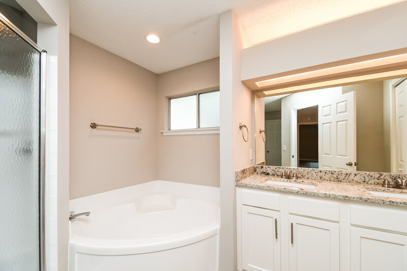 1,855/Mo, 1368 High Plains Dr W Jacksonville, FL 32218 Main Bathroom View