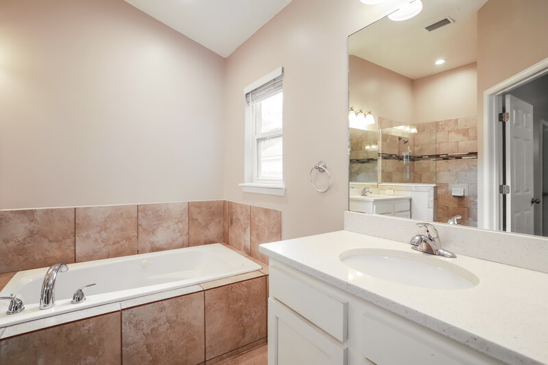 2,000/Mo, 8041 Byrd Landing Ct Jacksonville, FL 32244 Main Bathroom View
