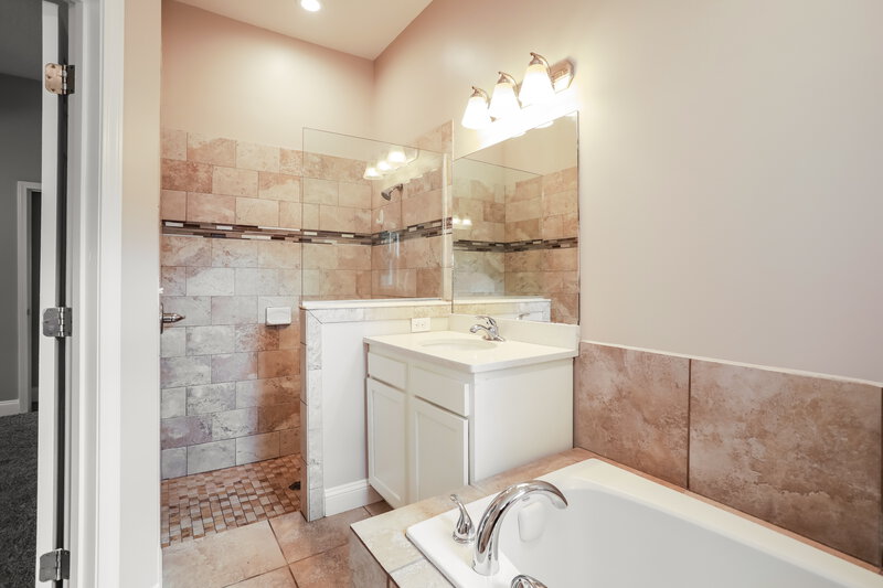 2,000/Mo, 8041 Byrd Landing Ct Jacksonville, FL 32244 Main Bathroom View 2