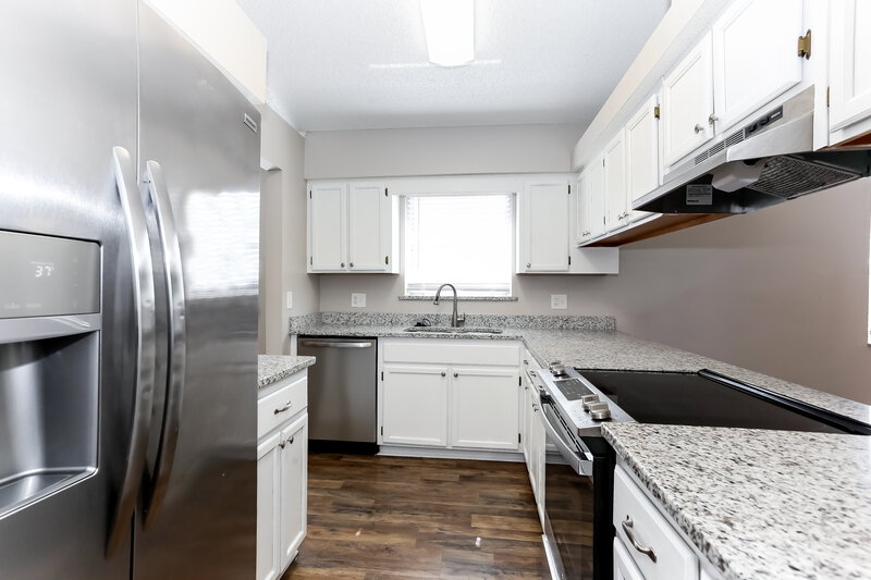 1,950/Mo, 10921 Mindanao Dr S Jacksonville, FL 32246 Kitchen View 2