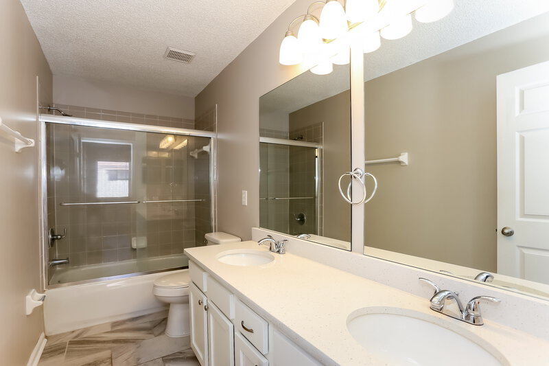 1,950/Mo, 10921 Mindanao Dr S Jacksonville, FL 32246 Main Bathroom View