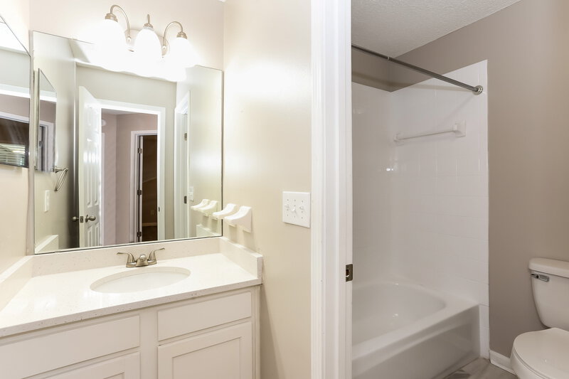 1,950/Mo, 10921 Mindanao Dr S Jacksonville, FL 32246 Bathroom View