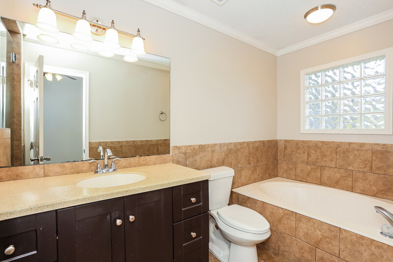 2,380/Mo, 1819 Burgess Hill Dr E Jacksonville, FL 32246 Main Bathroom View