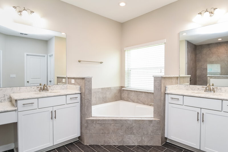 2,255/Mo, 15658 Spotted Saddle Cir Jacksonville, FL 32218 Main Bathroom View