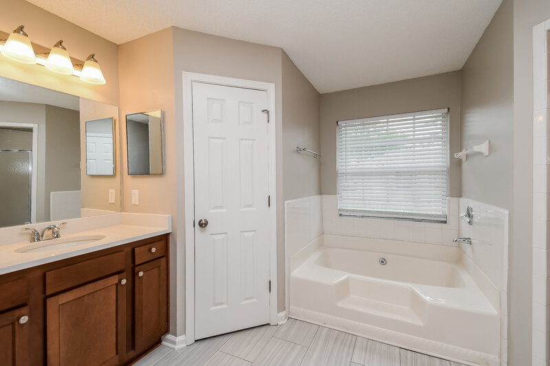 2,415/Mo, 12563 Reginald Dr Jacksonville, FL 32246 Main Bathroom View