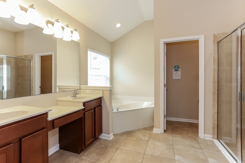 2,180/Mo, 156 Pond Run Ln Jacksonville, FL 32218 Main Bathroom View