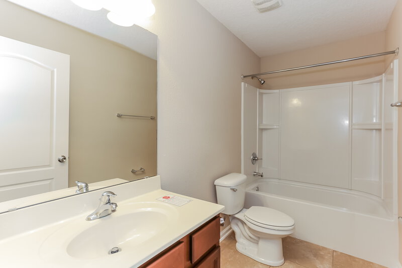 2,180/Mo, 156 Pond Run Ln Jacksonville, FL 32218 Bathroom View