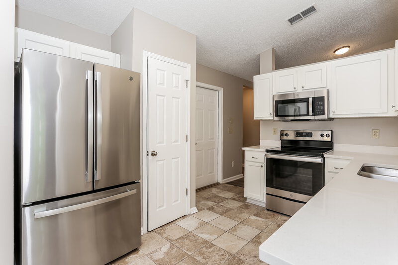 1,825/Mo, 1669 Spring Branch Dr W Jacksonville, FL 32221 Kitchen View 2