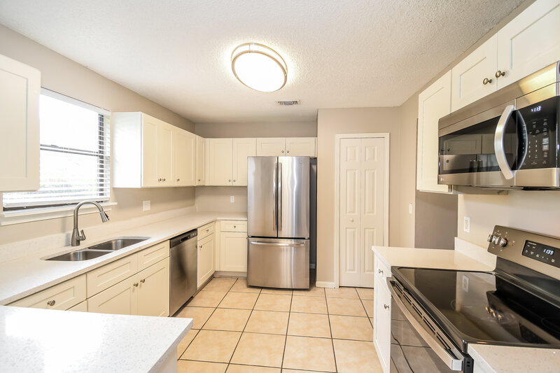 2,260/Mo, 4331 Walnut Bend Jacksonville, FL 32257 Kitchen View