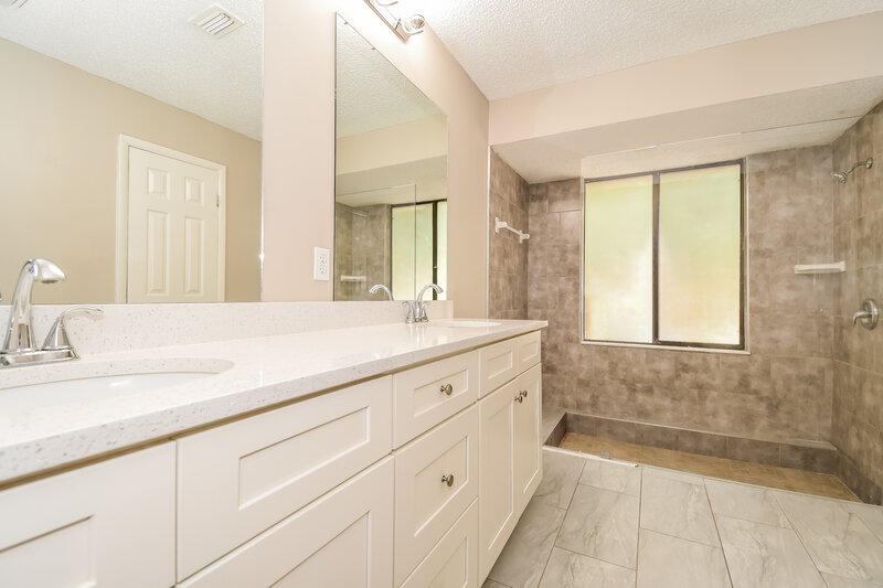 2,260/Mo, 4331 Walnut Bend Jacksonville, FL 32257 Main Bathroom View