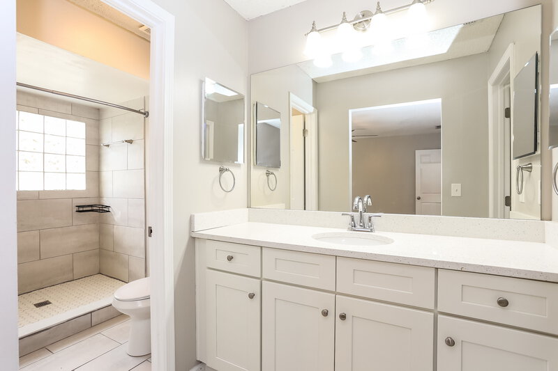 1,760/Mo, 548 Edward Rutledge St Orange Park, FL 32073 Main Bathroom View