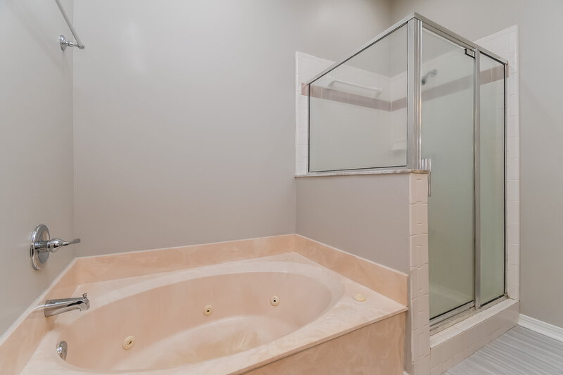 0/Mo, 2869 Lantana Lakes Dr E Jacksonville, FL 32246 Main Bathroom View