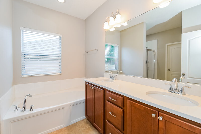 2,065/Mo, 2325 Creekfront Dr Green Cove Springs, FL 32043 Main Bathroom View 2