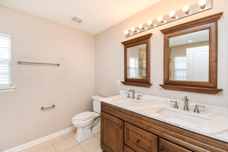 2,275/Mo, 2201 Brian Lakes Dr E Jacksonville, FL 32221 Main Bathroom View