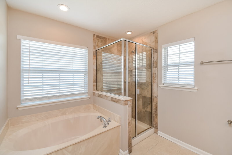 2,275/Mo, 2201 Brian Lakes Dr E Jacksonville, FL 32221 Main Bathroom View 2