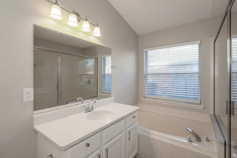 2,800/Mo, 9099 Rockpond Meadows Dr Jacksonville, FL 32221 Main Bathroom View