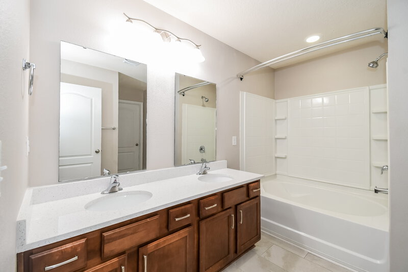 1,920/Mo, 2035 Pebble Point Dr Green Cove Springs, FL 32043 Main Bathroom View