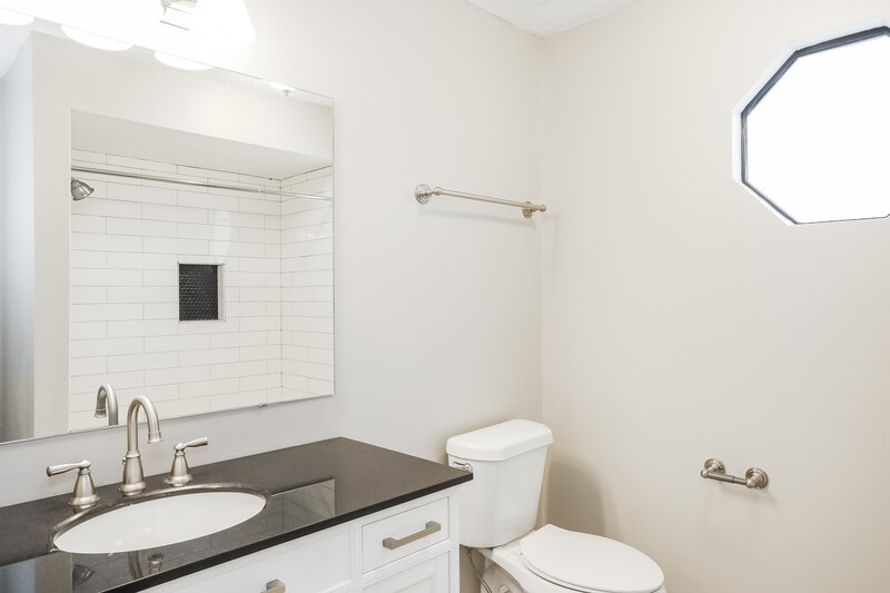2,125/Mo, 3130 Sweetwater Oaks Dr S Jacksonville, FL 32223 Bathroom View
