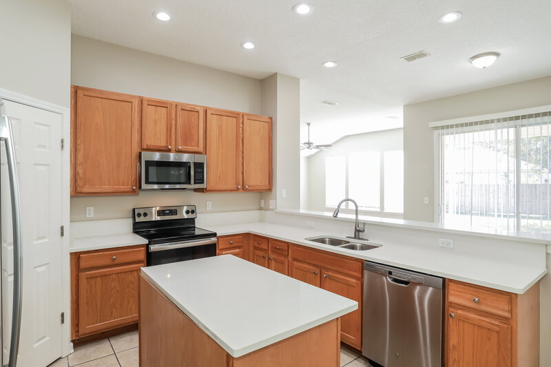 3,160/Mo, 9446 Maidstone Mill Dr E Jacksonville, FL 32244 Kitchen View 2
