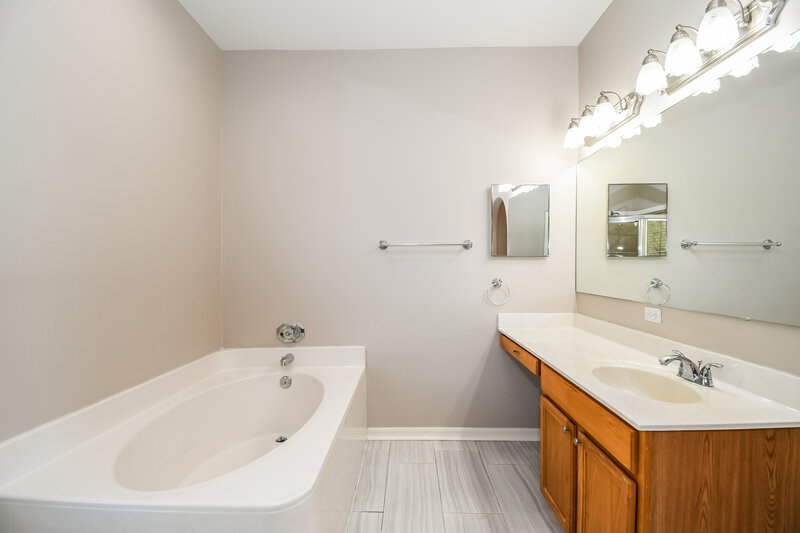 1,995/Mo, 7263 Lancashire Ct Jacksonville, FL 32219 Main Bathroom View 2