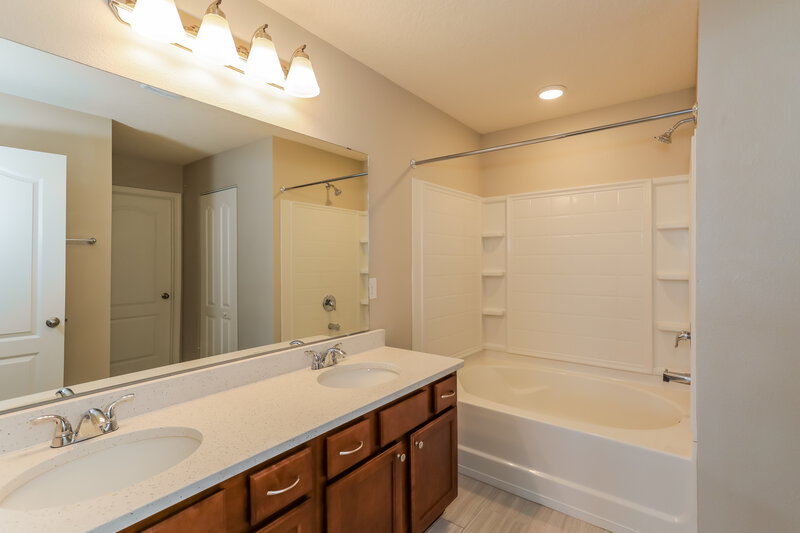 1,880/Mo, 2470 Cold Stream Ln Green Cove Springs, FL 32043 Main Bathroom View