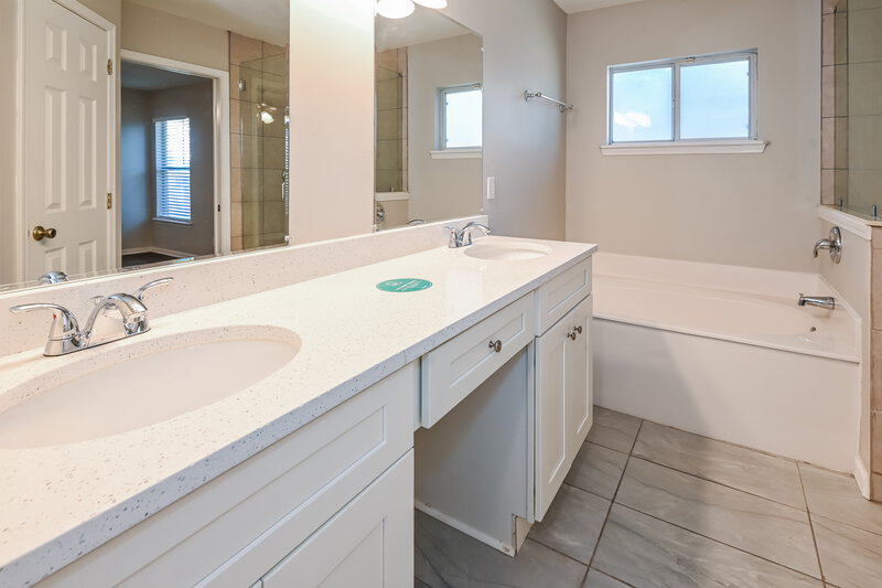2,115/Mo, 758 Hickory Manor Dr Jacksonville, FL 32225 Main Bathroom View