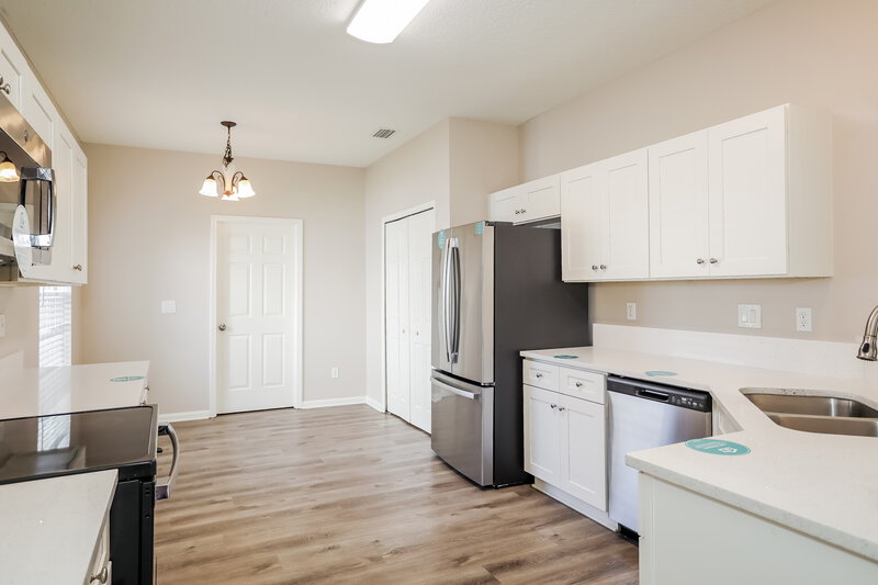2,870/Mo, 6220 Morse Oaks Cir Jacksonville, FL 32244 Kitchen View 2