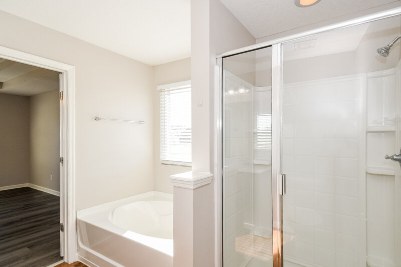 2,220/Mo, 4538 Song Sparrow Dr Middleburg, FL 32068 Main Bathroom View