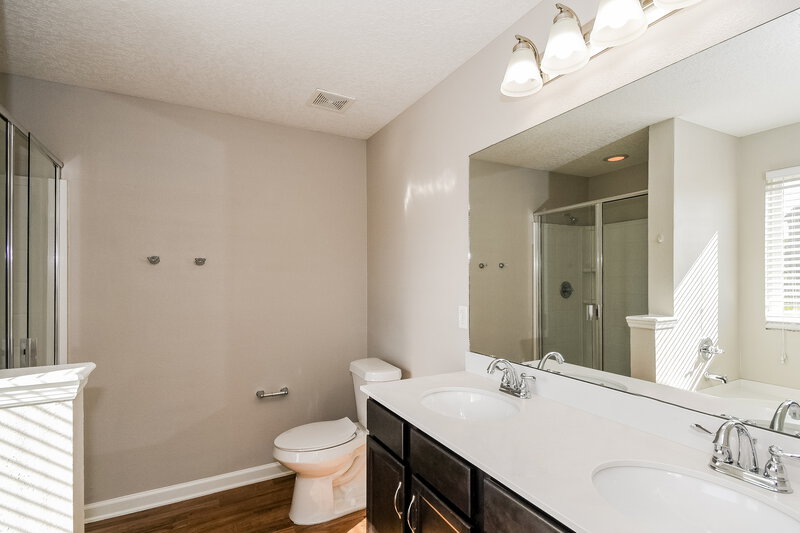 2,220/Mo, 4538 Song Sparrow Dr Middleburg, FL 32068 Main Bathroom View 2