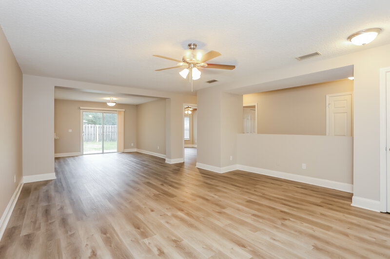1,660/Mo, 7150 Beekman Lake Dr Jacksonville, FL 32222 Living Room View 2