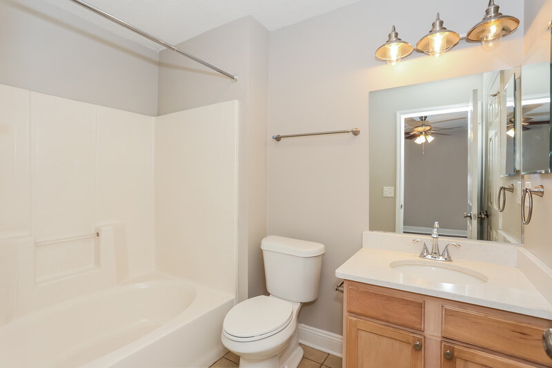 1,660/Mo, 7150 Beekman Lake Dr Jacksonville, FL 32222 Main Bathroom View