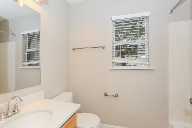 1,660/Mo, 7150 Beekman Lake Dr Jacksonville, FL 32222 Bathroom View
