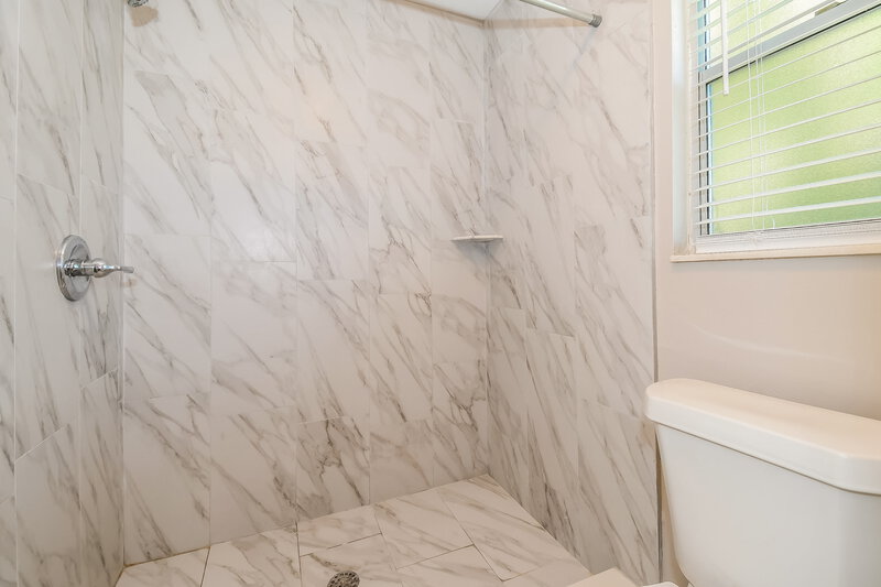 1,815/Mo, 2621 Grafton Dr Orange Park, FL 32065 Main Bathroom View 2