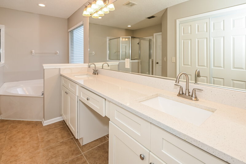 2,560/Mo, 245 N Lake Cunningham Ave Saint Johns, FL 32259 Main Bathroom View