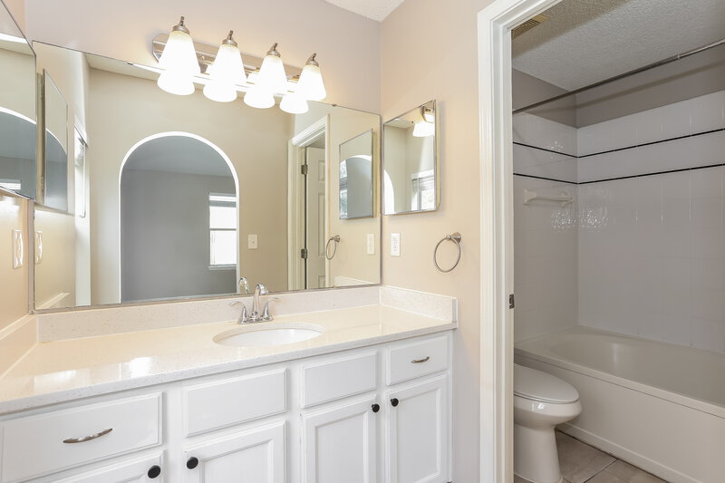 1,730/Mo, 1169 Creeks Ridge Rd Jacksonville, FL 32225 Main Bathroom View