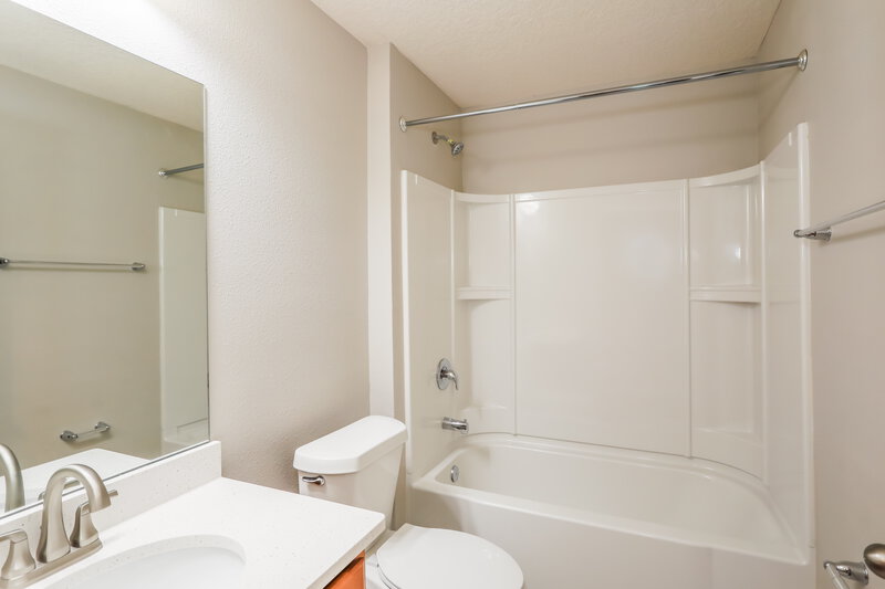 1,835/Mo, 3664 Summit Oaks Dr Green Cove Springs, FL 32043 Main Bathroom View