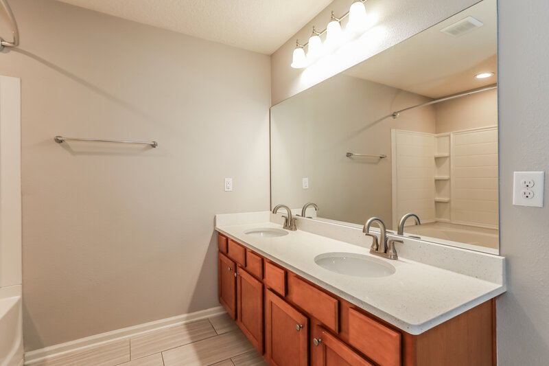 1,850/Mo, 3664 Summit Oaks Dr Green Cove Springs, FL 32043 Main Bathroom View