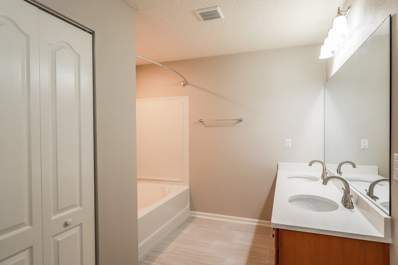 1,835/Mo, 3664 Summit Oaks Dr Green Cove Springs, FL 32043 Bathroom View