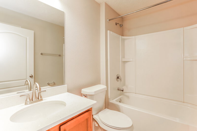 1,850/Mo, 3664 Summit Oaks Dr Green Cove Springs, FL 32043 Bathroom View