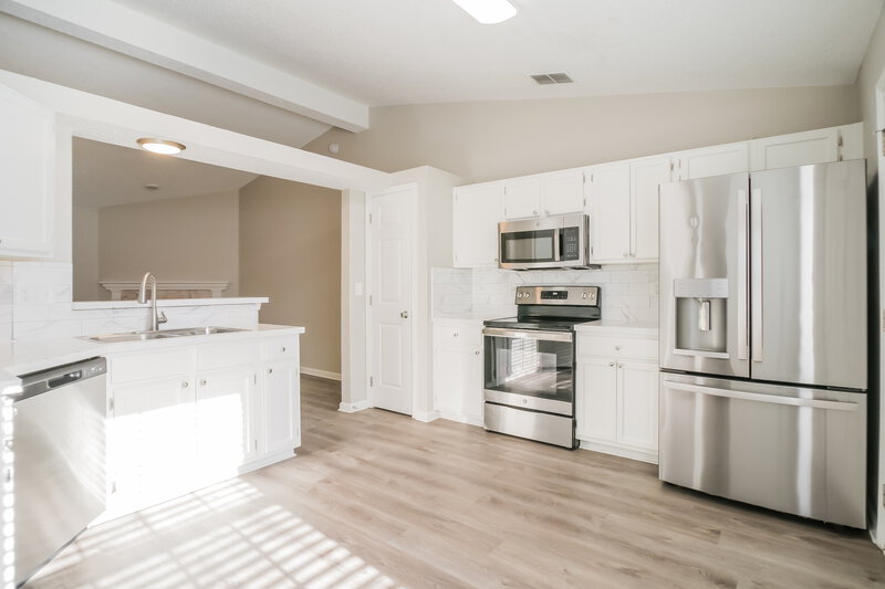 2,240/Mo, 7725 Fawn Lake Dr S Jacksonville, FL 32256 Kitchen View