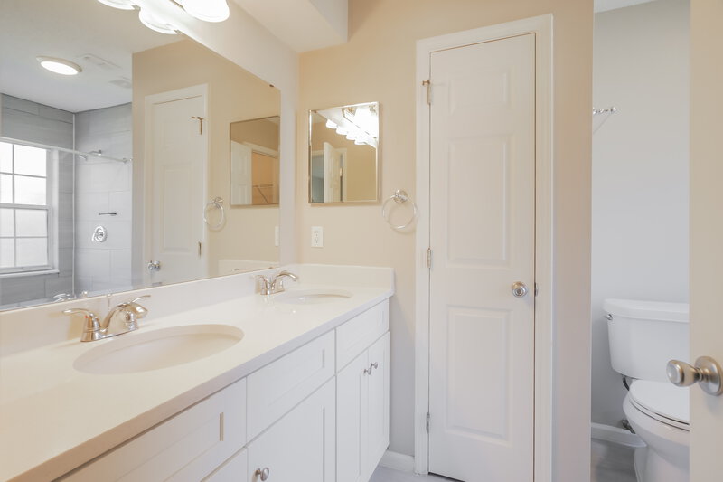 2,240/Mo, 7725 Fawn Lake Dr S Jacksonville, FL 32256 Main Bathroom View