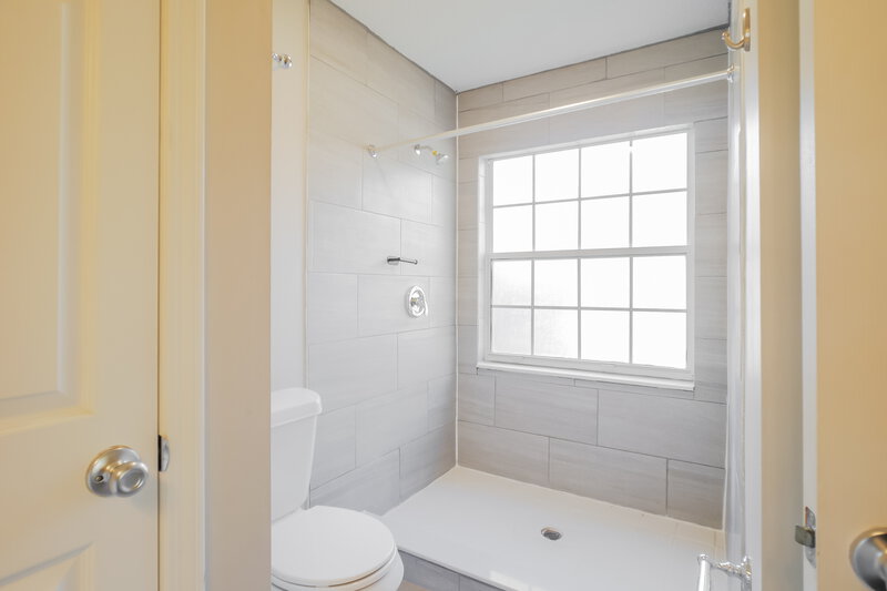 2,240/Mo, 7725 Fawn Lake Dr S Jacksonville, FL 32256 Main Bathroom View 2