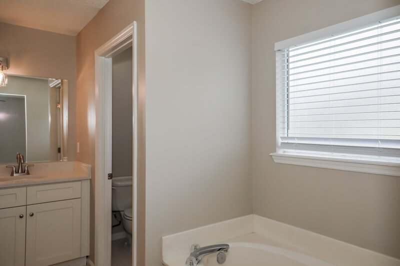 1,840/Mo, 3045 Hickory Glen Dr Orange Park, FL 32065 Main Bathroom View