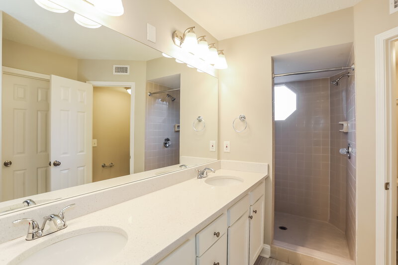 1,790/Mo, 8050 Copperfield Cir S Jacksonville, FL 32244 Main Bathroom View