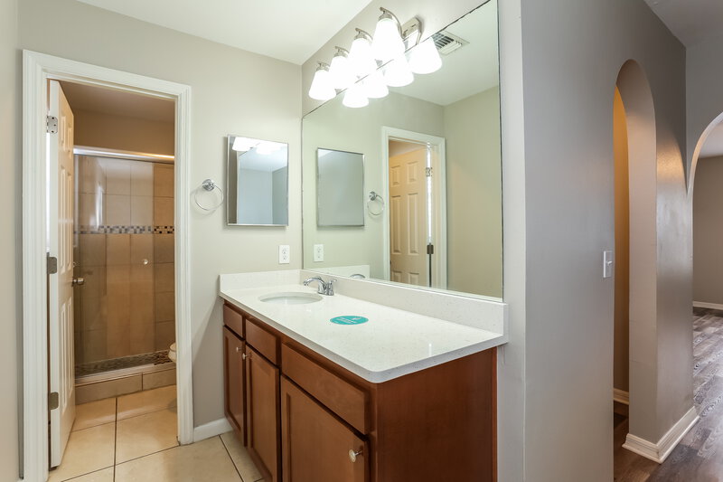 2,520/Mo, 7336 Overland Park Blvd Jacksonville, FL 32244 Main Bathroom View 2