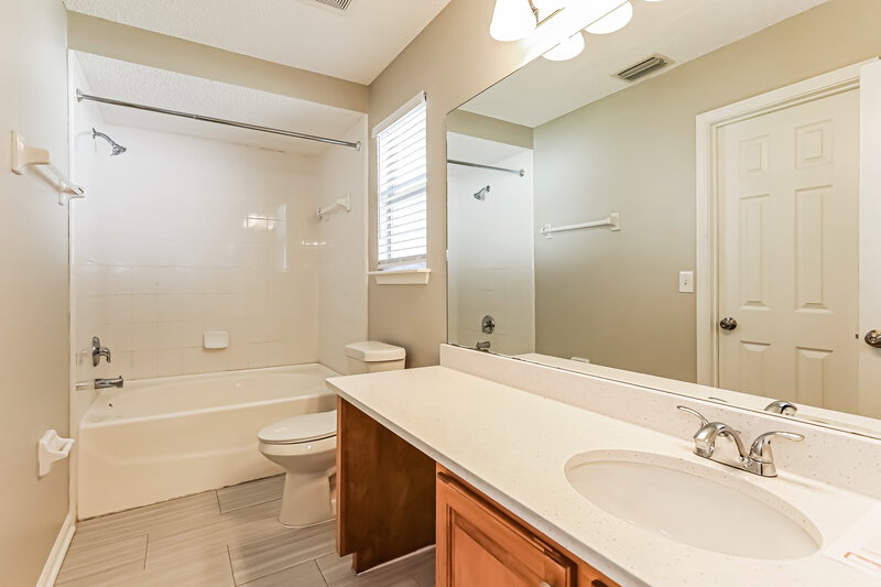 1,800/Mo, 1239 Summer Springs Drive Middleburg, FL 32068 Main Bathroom View